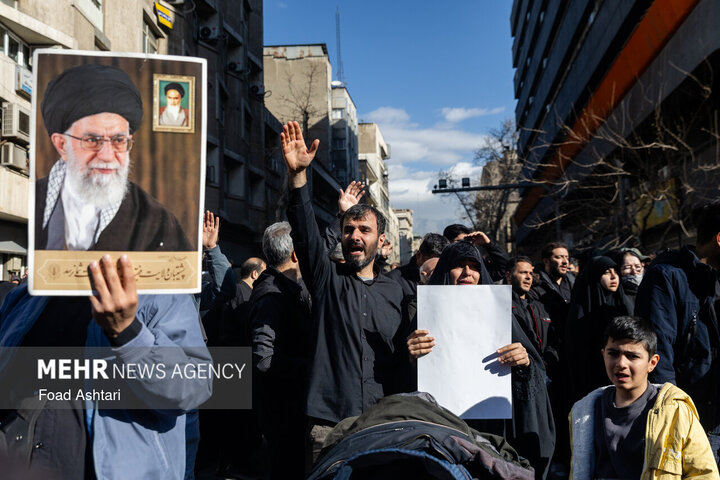 تجمع سوگواران رهبر شهید انقلاب در مقابل دانشگاه تهران