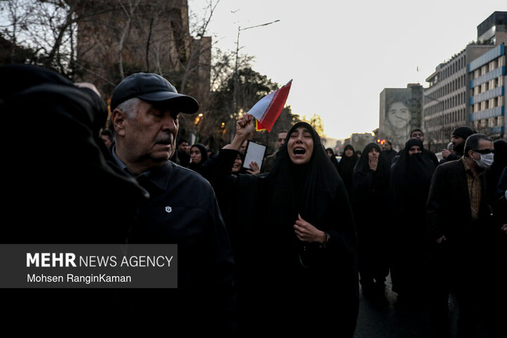 تجمع سوگواران رهبر شهید انقلاب در مقابل دانشگاه تهران