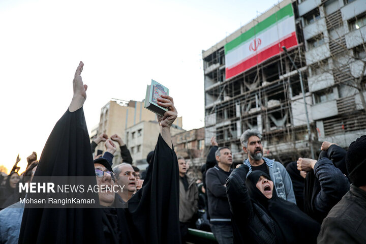 تجمع سوگواران رهبر شهید انقلاب در مقابل دانشگاه تهران