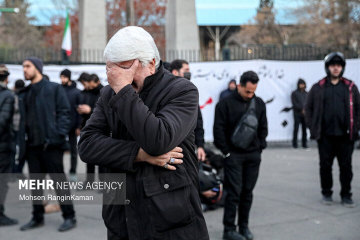 تجمع سوگواران رهبر شهید انقلاب در مقابل دانشگاه تهران
