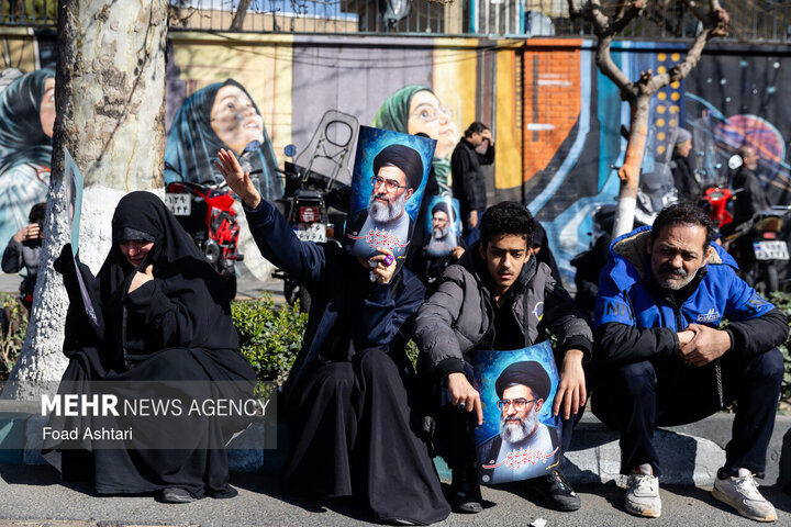 تجمع سوگواران رهبر شهید انقلاب در مقابل دانشگاه تهران