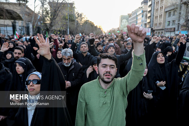 تجمع سوگواران رهبر شهید انقلاب در مقابل دانشگاه تهران