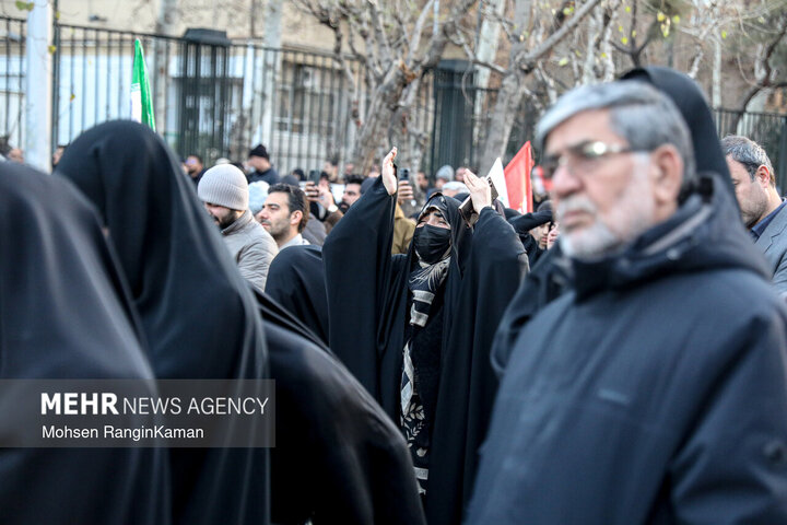 تجمع سوگواران رهبر شهید انقلاب در مقابل دانشگاه تهران
