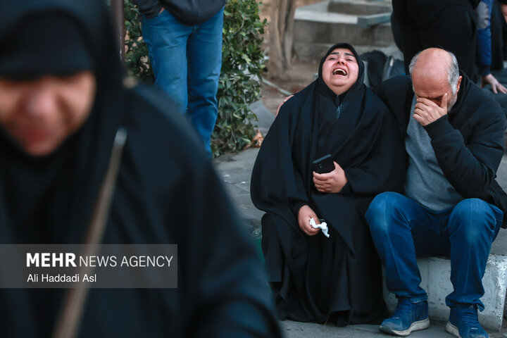 تجمع سوگواران رهبر شهید انقلاب در مقابل دانشگاه تهران
