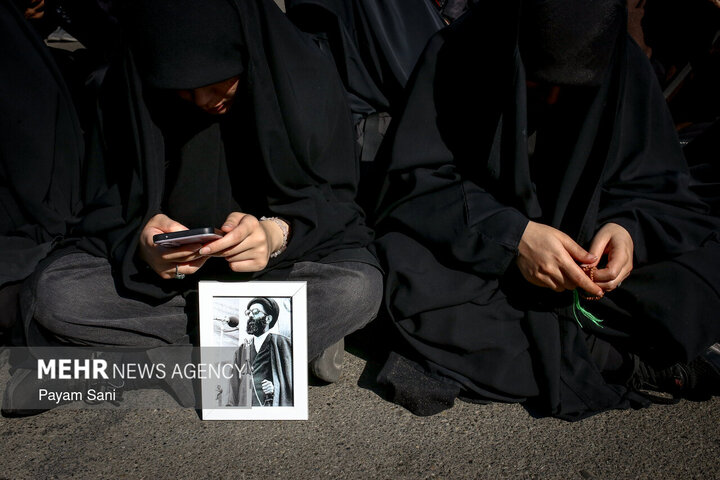 تجمع سوگواران رهبر شهید انقلاب در مقابل دانشگاه تهران
