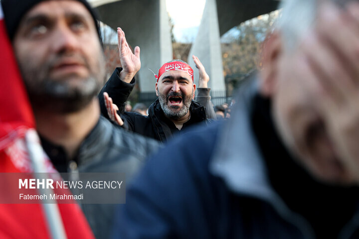 تجمع سوگواران رهبر شهید انقلاب در مقابل دانشگاه تهران