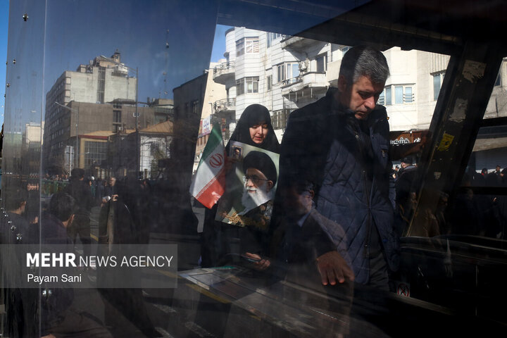 تجمع سوگواران رهبر شهید انقلاب در مقابل دانشگاه تهران
