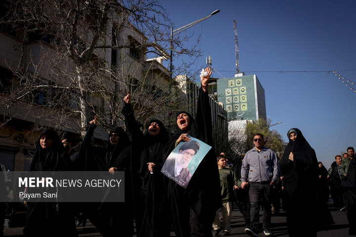تجمع سوگواران رهبر شهید انقلاب در مقابل دانشگاه تهران