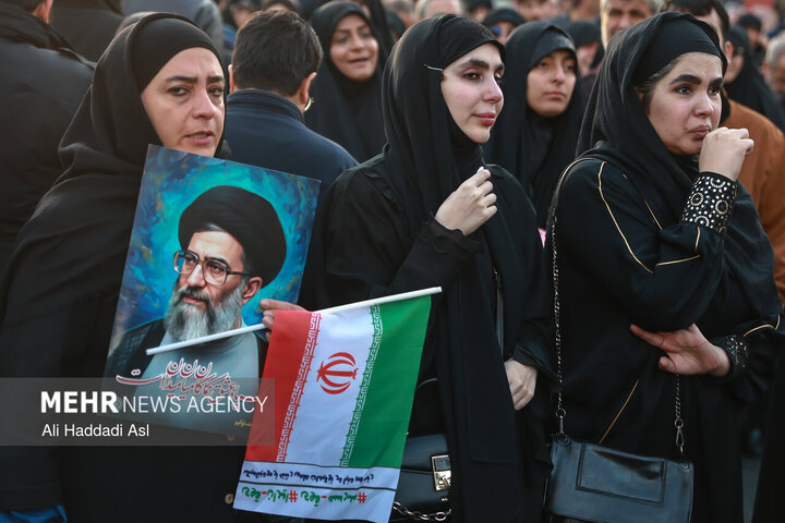 تجمع سوگواران رهبر شهید انقلاب در مقابل دانشگاه تهران