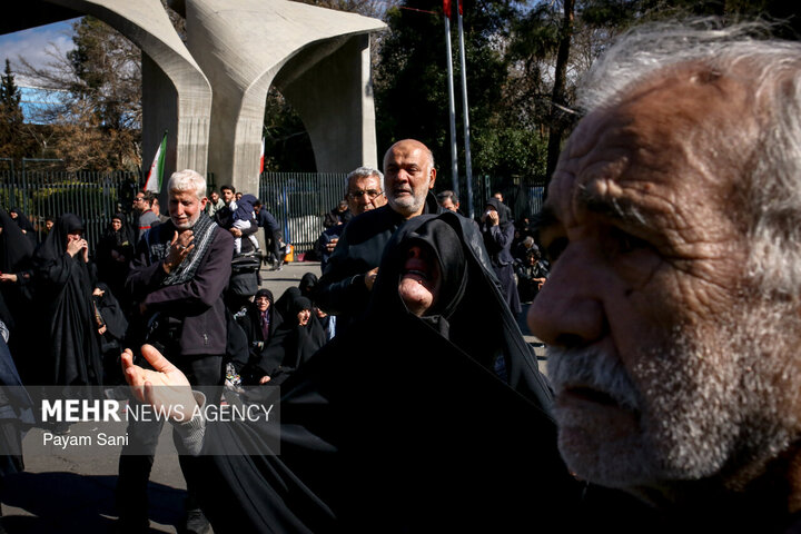تجمع سوگواران رهبر شهید انقلاب در مقابل دانشگاه تهران