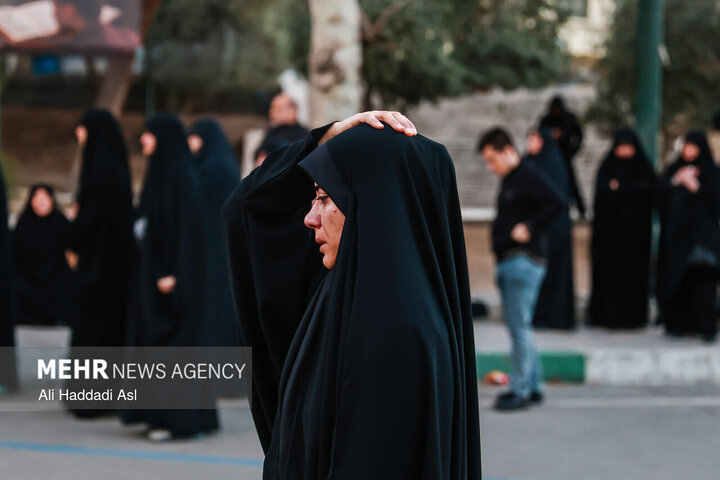 تجمع سوگواران رهبر شهید انقلاب در مقابل دانشگاه تهران