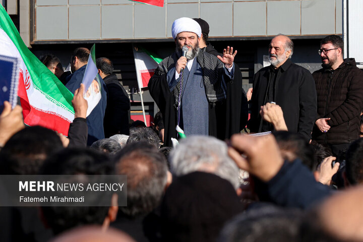 تجمع سوگواران رهبر شهید انقلاب در مقابل دانشگاه تهران