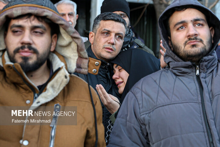 تجمع سوگواران رهبر شهید انقلاب در مقابل دانشگاه تهران