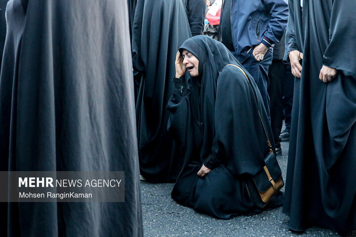 تجمع سوگواران رهبر شهید انقلاب در مقابل دانشگاه تهران