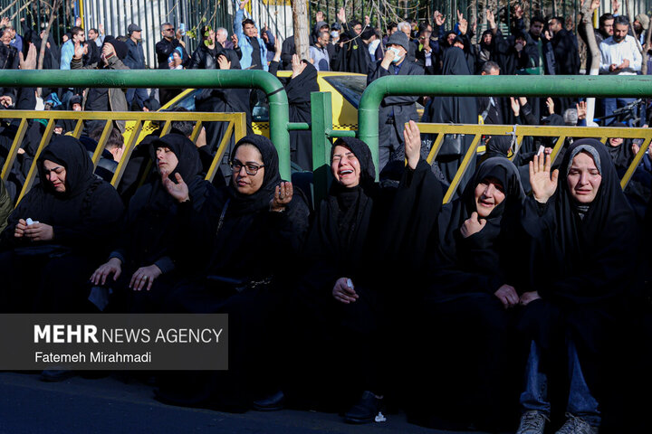 تجمع سوگواران رهبر شهید انقلاب در مقابل دانشگاه تهران