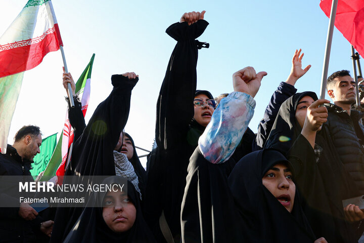 تجمع سوگواران رهبر شهید انقلاب در مقابل دانشگاه تهران