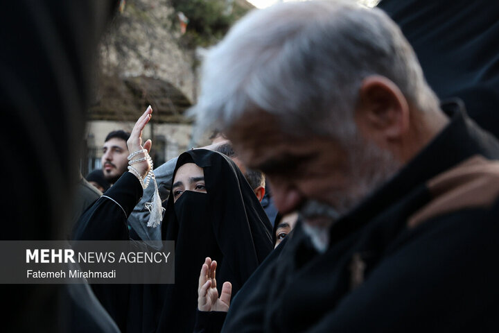 تجمع سوگواران رهبر شهید انقلاب در مقابل دانشگاه تهران