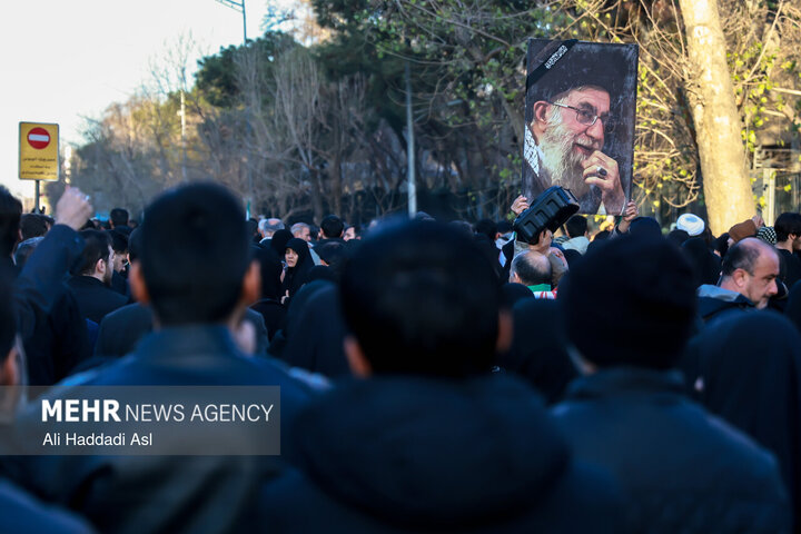 تجمع سوگواران رهبر شهید انقلاب در مقابل دانشگاه تهران