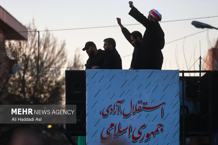 تجمع سوگواران رهبر شهید انقلاب در مقابل دانشگاه تهران