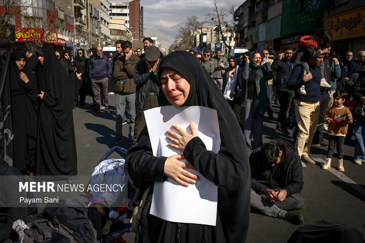تجمع سوگواران رهبر شهید انقلاب در مقابل دانشگاه تهران