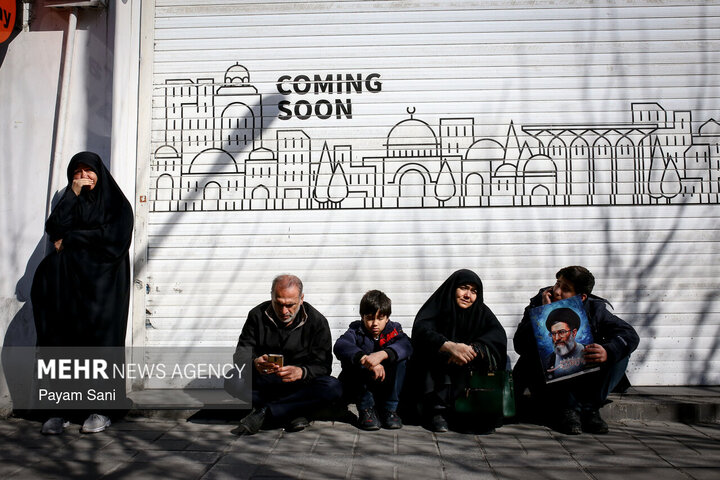 تجمع سوگواران رهبر شهید انقلاب در مقابل دانشگاه تهران
