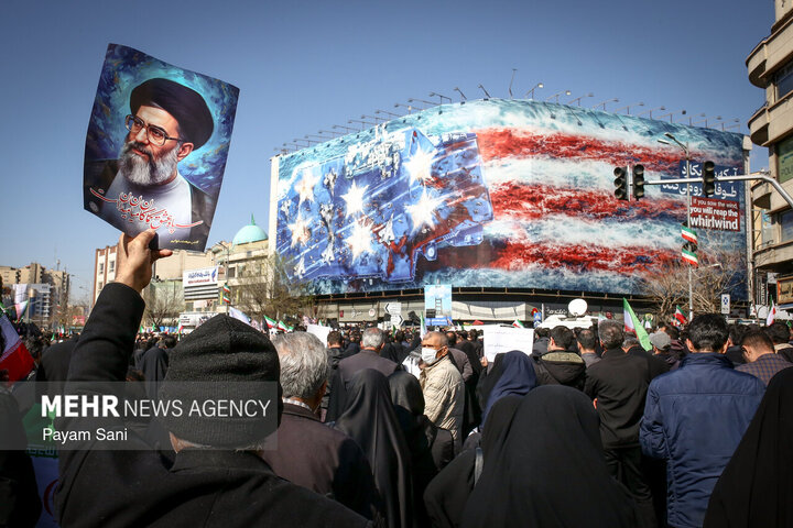 تجمع سوگواران رهبر شهید انقلاب در مقابل دانشگاه تهران
