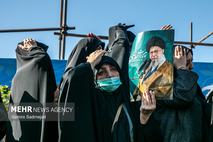 تجمع سوگواران رهبر شهید انقلاب در مقابل دانشگاه تهران