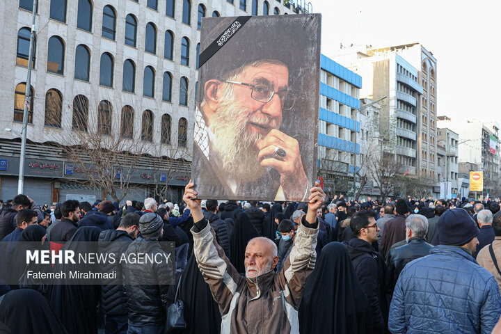تجمع سوگواران رهبر شهید انقلاب در مقابل دانشگاه تهران