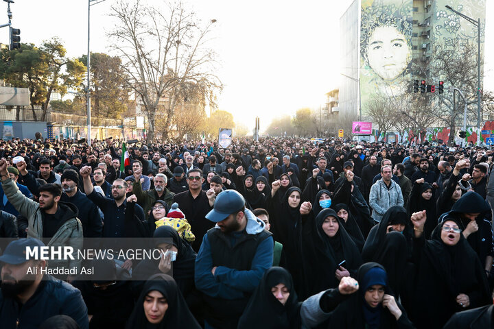 تجمع سوگواران رهبر شهید انقلاب در مقابل دانشگاه تهران