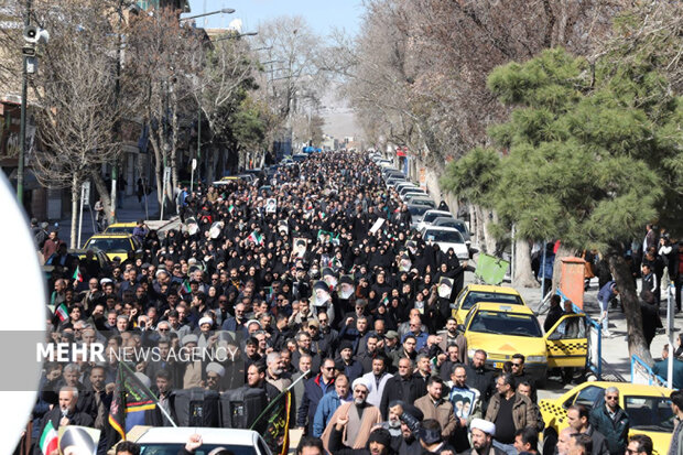 سنندج در سوگ رهبر انقلاب؛ راهپیمایی مردم از مسجد جامع تا میدان انقلاب
