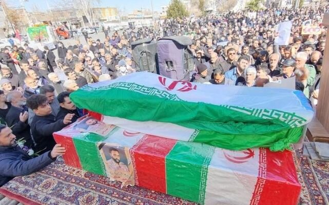 تجمع مردم قروه در پی شهادت رهبر انقلاب و تشییع سه شهید مدافع امنیت
