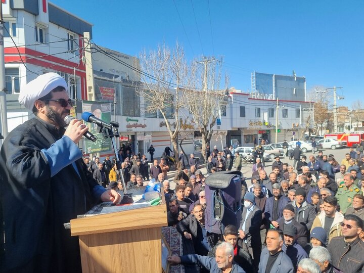 امام جمعه قروه: ملت ایران در مسیر آرمان‌های شهدا عقب‌نشینی نخواهد کرد