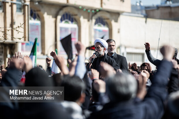 تجمع مردم قزوین در پی شهادت رهبر انقلاب