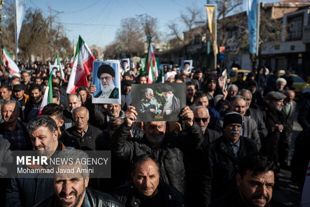 تجمع مردم قزوین در پی شهادت رهبر انقلاب