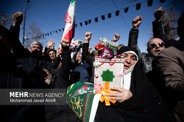 تجمع مردم قزوین در پی شهادت رهبر انقلاب