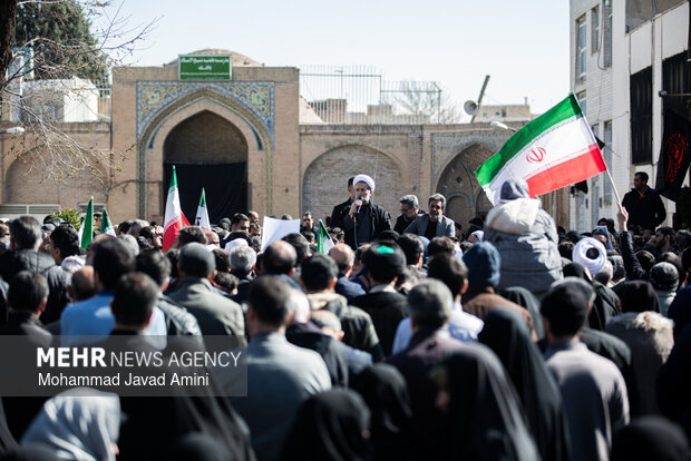 تجمع مردم قزوین در پی شهادت رهبر انقلاب