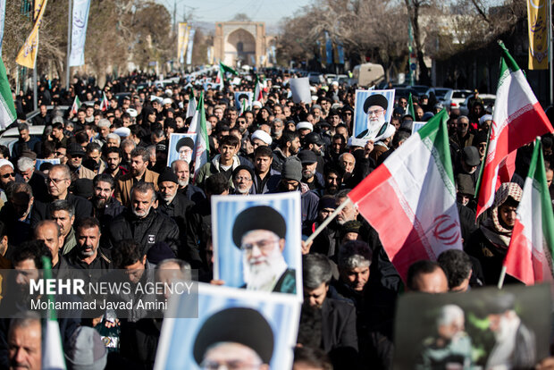 تجمع مردم قزوین در پی شهادت رهبر انقلاب