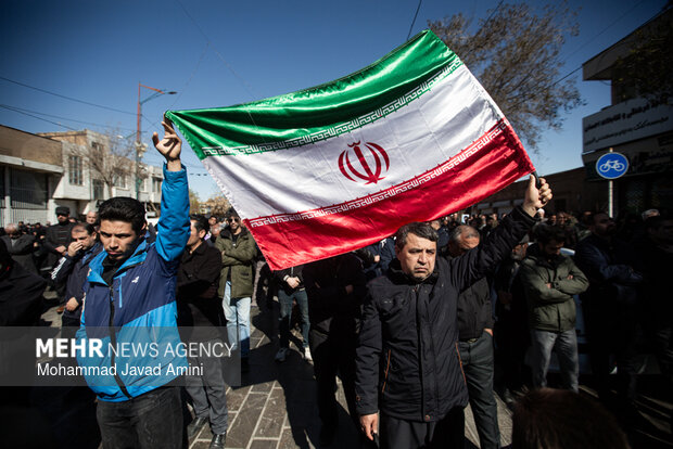 تجمع مردم قزوین در پی شهادت رهبر انقلاب