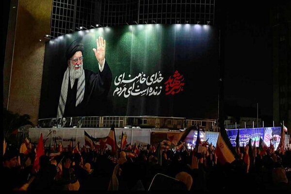 «رهبر شهید» روی دیوارنگاره میدان ولیعصر (عج) نقش بست