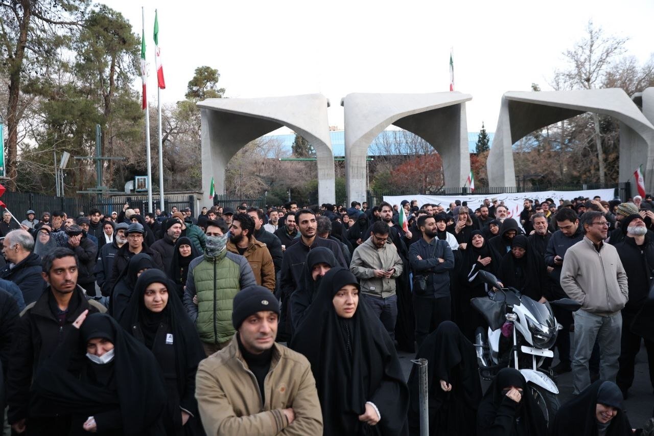 سوگواری ملی در میدان انقلاب تهران پس از اعلام شهادت رهبر انقلاب