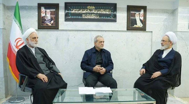 انعقاد جلسة مجلس القيادة المؤقت بمشاركة بزشكيان وإجئي وأعرافي