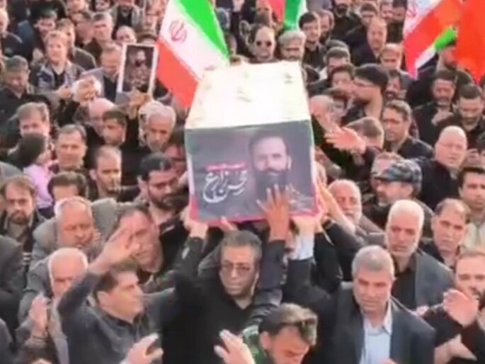 تشییع شهید اقتدار بر روی دستان مردم روزه‌دار یزد