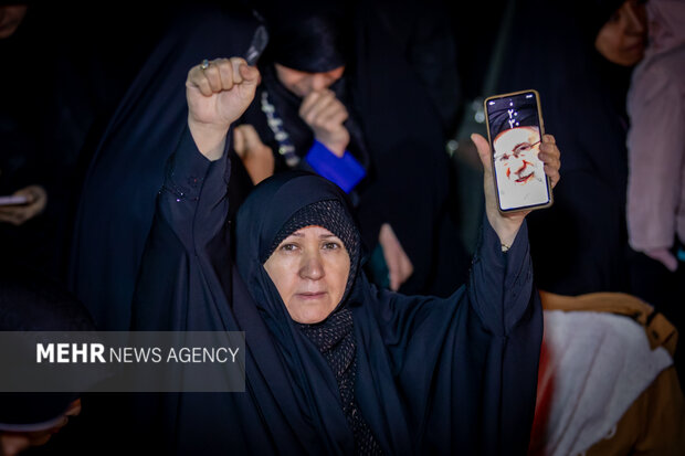 عزاداری مردم در سوگ رهبر شهید در شهرک شهید محلاتی تهران