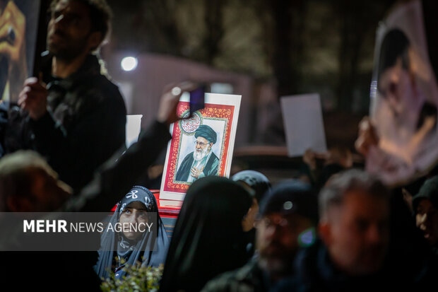 عزاداری مردم در سوگ رهبر شهید در شهرک شهید محلاتی تهران