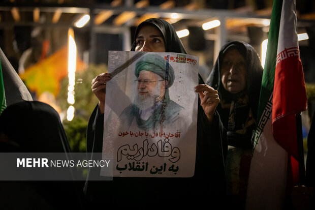 عزاداری مردم در سوگ رهبر شهید در شهرک شهید محلاتی تهران