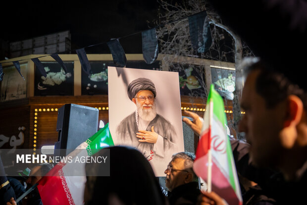 عزاداری مردم در سوگ رهبر شهید در شهرک شهید محلاتی تهران