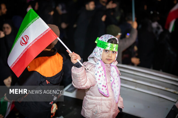 عزاداری مردم در سوگ رهبر شهید در شهرک شهید محلاتی تهران