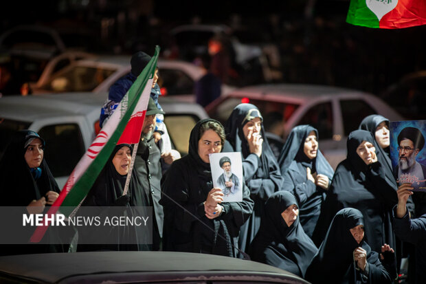 عزاداری مردم در سوگ رهبر شهید در شهرک شهید محلاتی تهران
