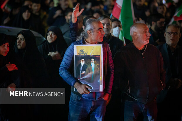 عزاداری مردم در سوگ رهبر شهید در شهرک شهید محلاتی تهران