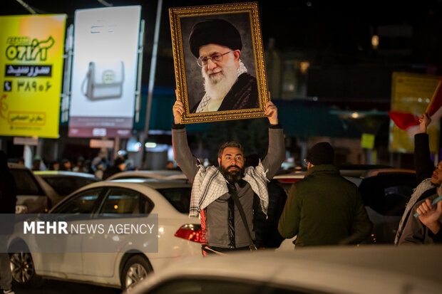عزاداری مردم در سوگ رهبر شهید در شهرک شهید محلاتی تهران